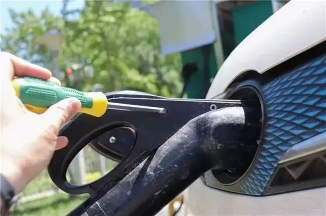 The correct procedures for inserting and removing an electric vehicle charging plug: